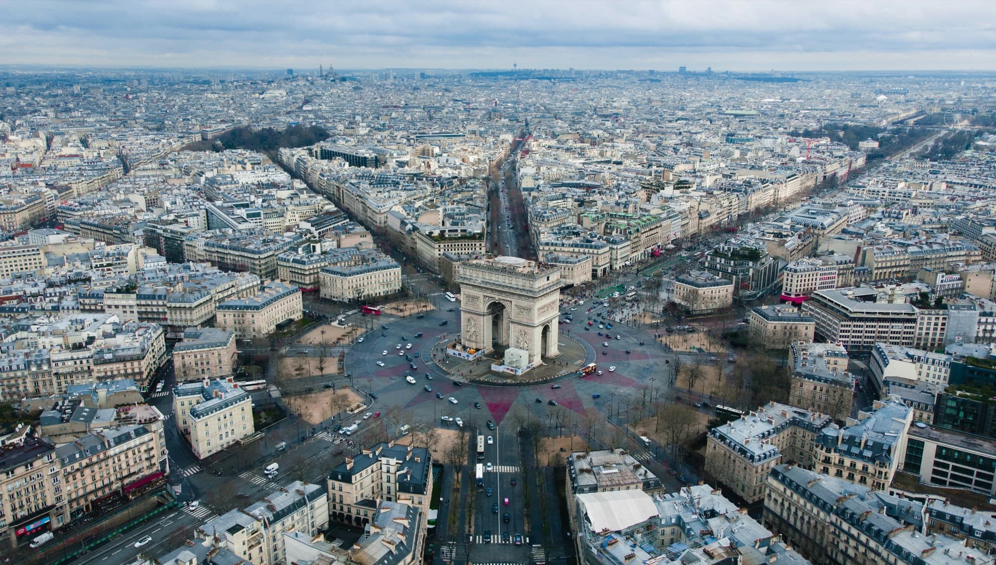 Aerial view of a city laid out around a grand monument